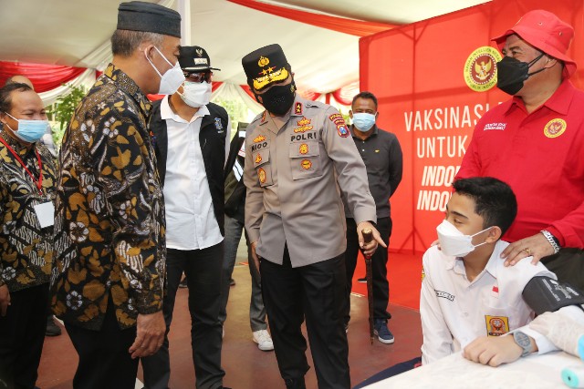 Wali Kota Surabaya, Eri Cahyadi saat mendampingi Kabinda dan Kapolda Jatim saat meninjau pelaksanaan vaksinasi.
