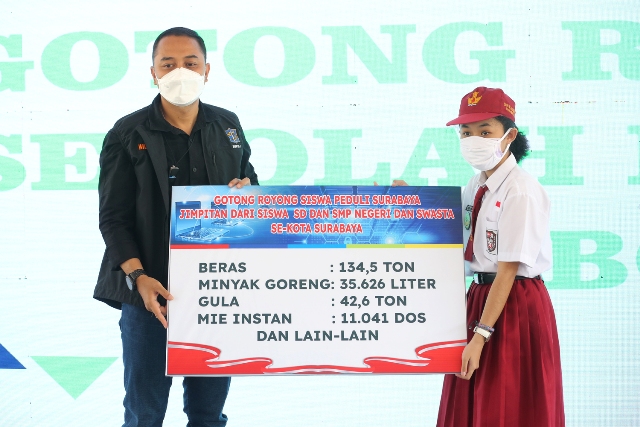 Pelajar SD saat memberikan bantuan simbolis kepada Wali Kota Surabaya Eri Cahyadi.