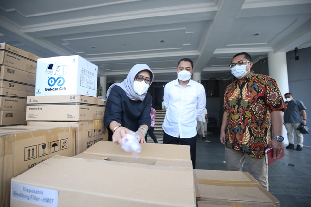 PT Yekape menyerahkan satu unit mesin GeNose, 1500 HME filter dan 20 ribu pcs kantong nafas kepada Wali Kota Surabaya.