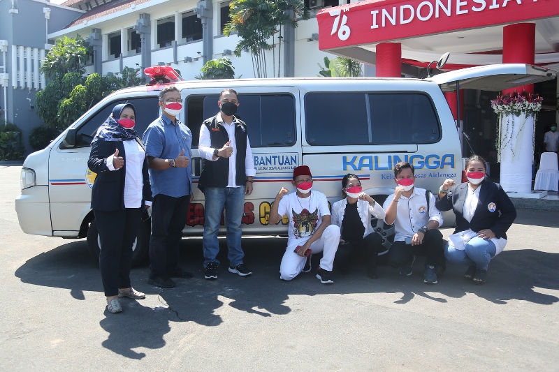 Wali Kota Surabaya Eri Cahyadi berpose bareng Keluarga Besar Kalingga Edward Dewaruci dengan latar belakang mobil ambulans hasil saweran.