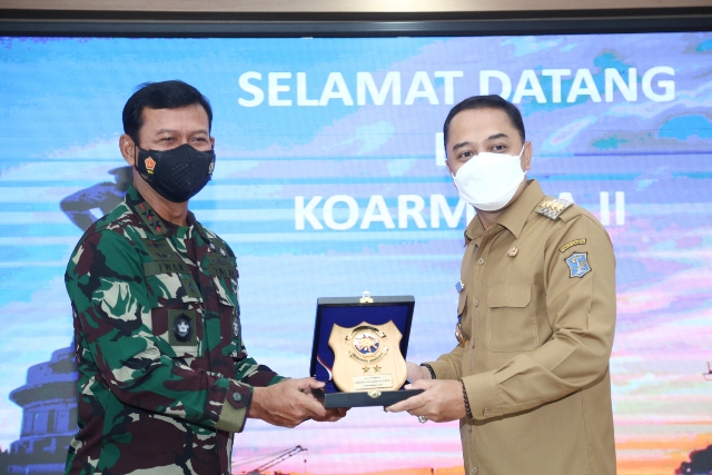 Wali Kota Surabaya Eri Cahyadi dan Panglima Komando Armada (Pangkoarmada) II Laksamana Muda TNI Iwan Isnurwanto.