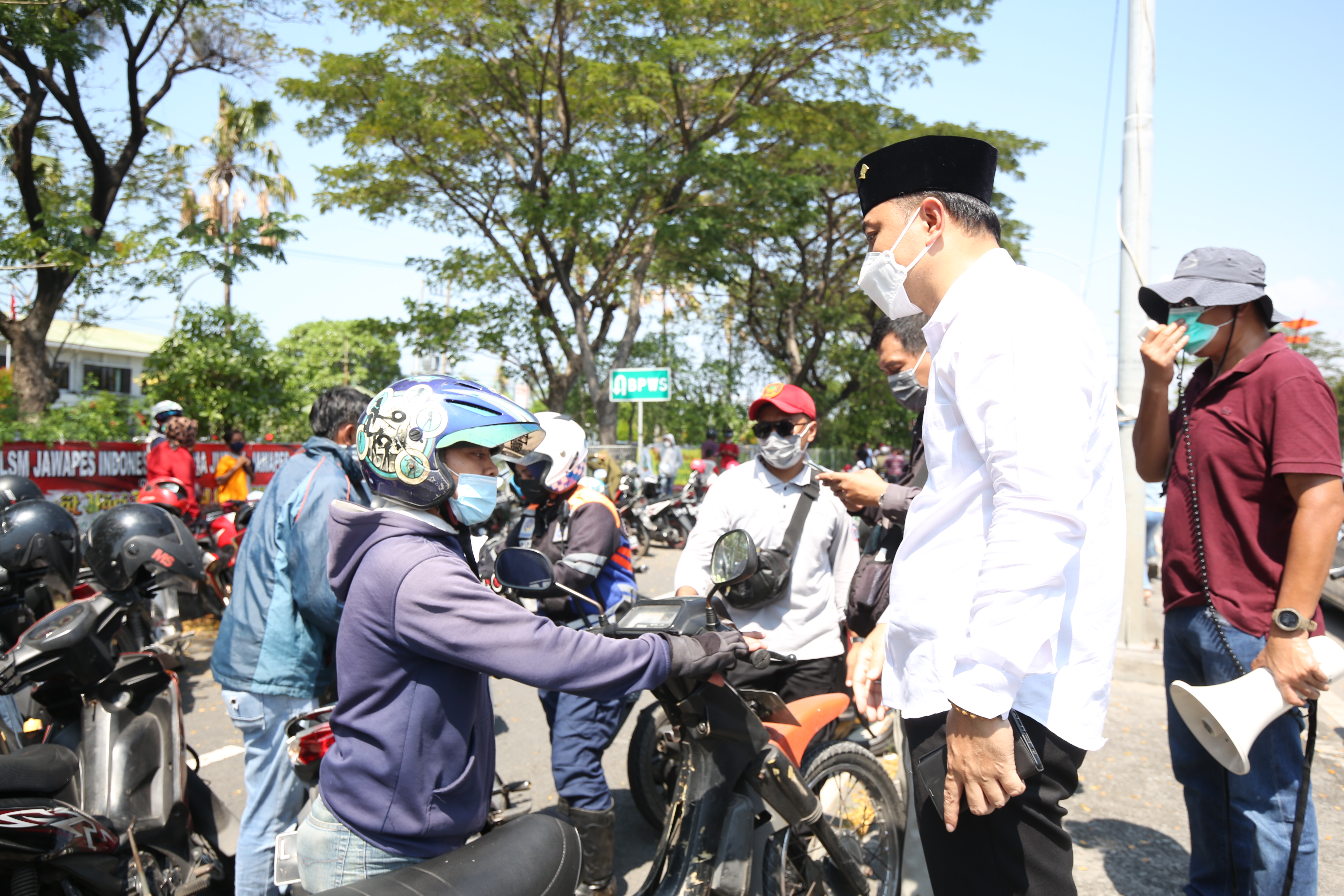 Wali Kota Surabaya Eri Cahyadi saat ikut lakukan penyekatan di Jembatan Suramadu