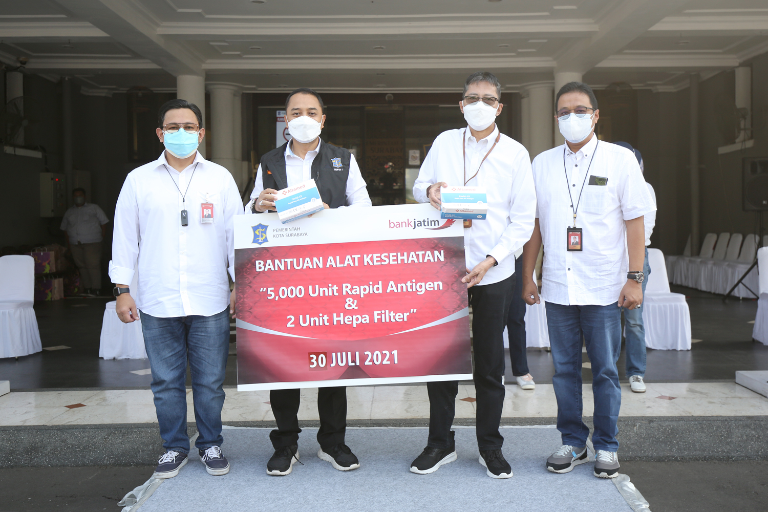 Penyerahan bantuan secara simbolik yang diterima oleh Wali Kota Surabaya, Eri Cahyadi