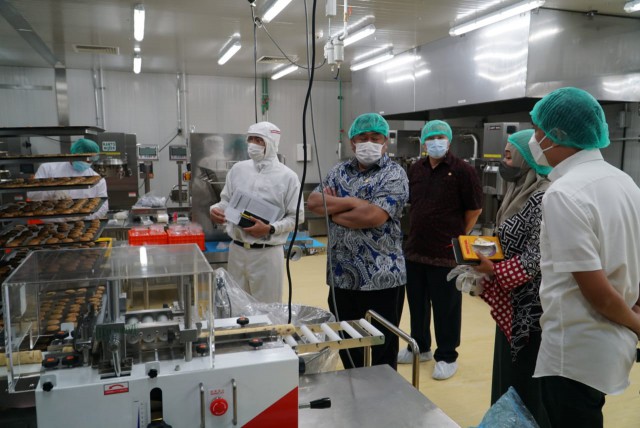 Wakil Ketua DPR RI Rachmat Gobel saat menghadiri uji coba operasional pabrik PT Chateraise Indonesia Manufacturing di Citeureup, Bogor, Jawa Barat (Jabar), Senin (27/12). (IST)