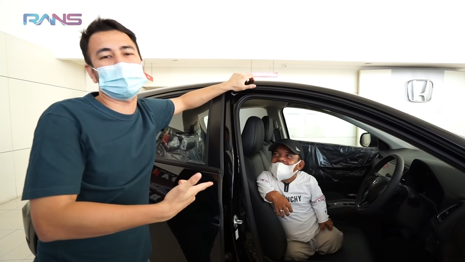 Raffi Ahmad membelikan Ucok Baba mobil matik. (YouTube RANS Entertainment)