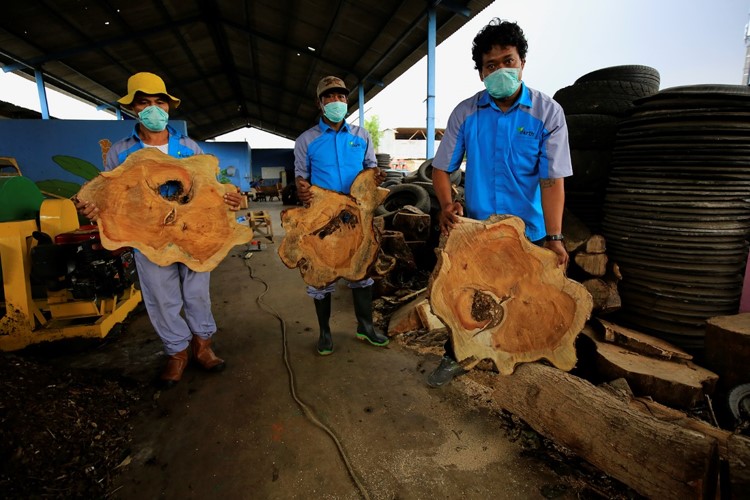 Recycle atau daur ulang pohon bekas perantingan untuk furniture maupun perabot kantor pemerintahan. 