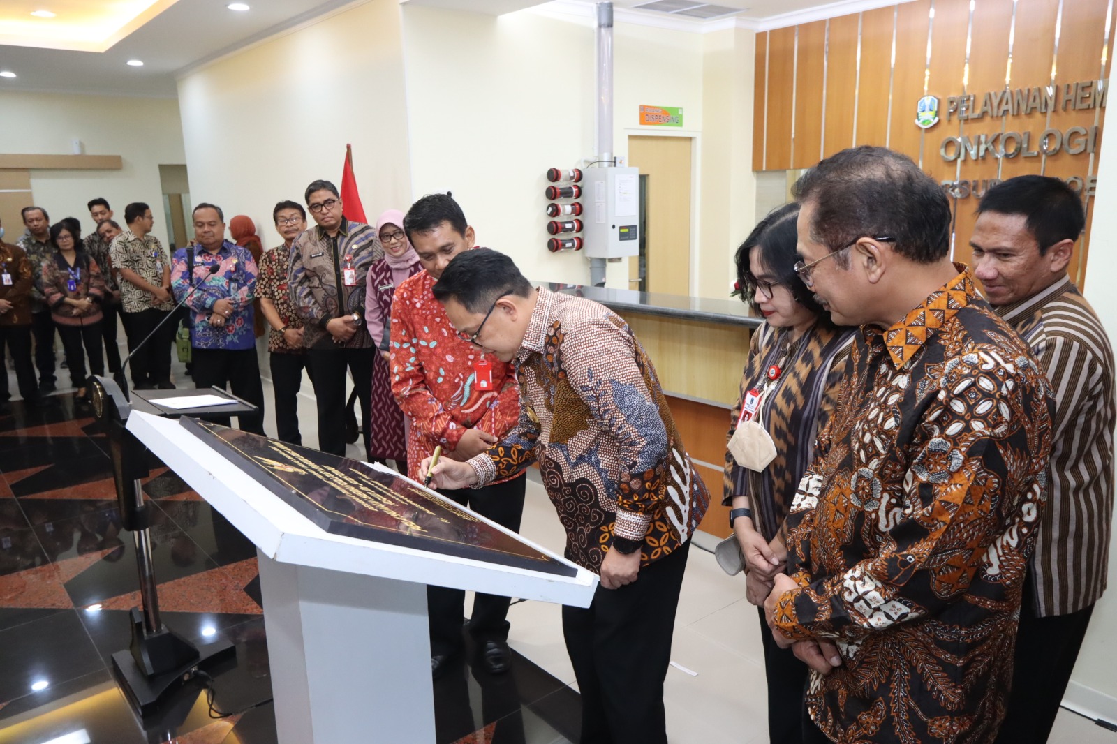 Pj, Gubernur Jatim, Adhy Karyono saat meresmikan Layanan Hematologi dan Onkologi Anak RSUD Dr. Soetomo, di Lt. 2, Gedung Oncology Center RSUD Dr. Soetomo, Surabaya (Kominfo Jatim)