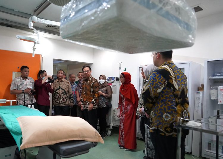 Menteri Kesehatan RI, Budi Gunadi Sadikin, saat berkesempatan mengunjungi RS Haji Surabaya. (Foto: dok. Biro Komunikasi dan Pelayanan Publik Kemenkes RI)