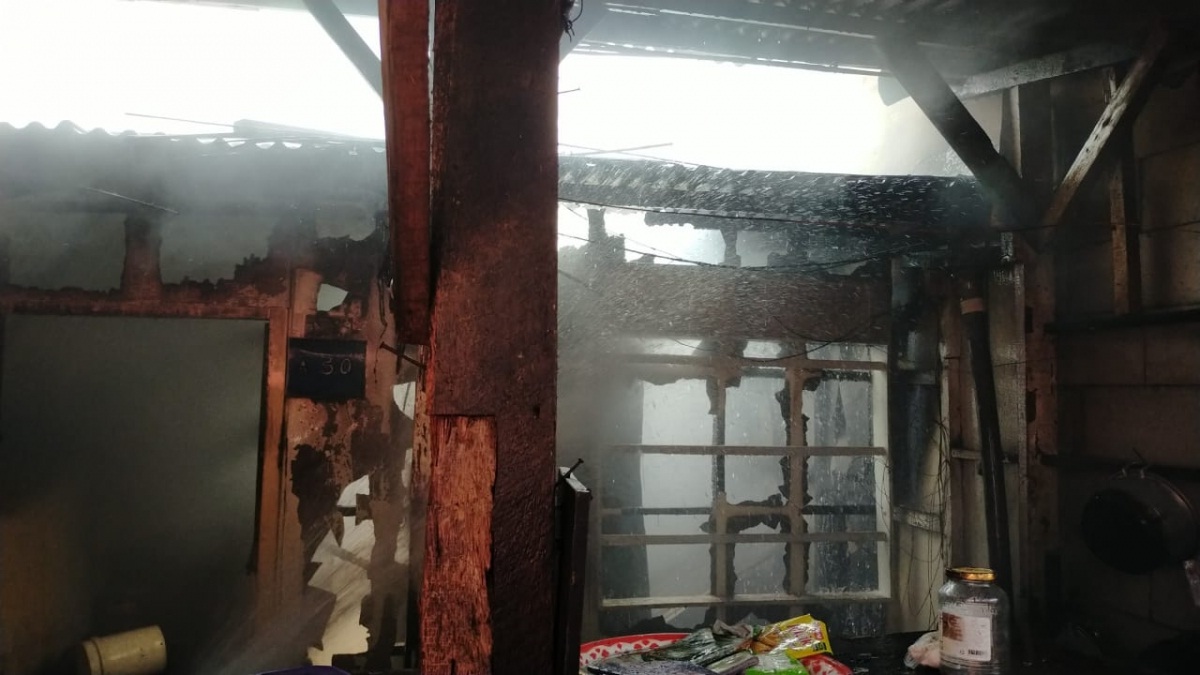 Rumah yang ludes terbakar.