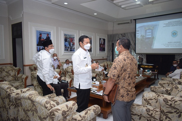 Bupati Lamongan, Yuhronur Efendi didampingi Abdul Rouf bersama Kepala Satgas KPK, Edy Suryanto (baju batik) di Guest House Pemkab Lamongan. (istimewa)