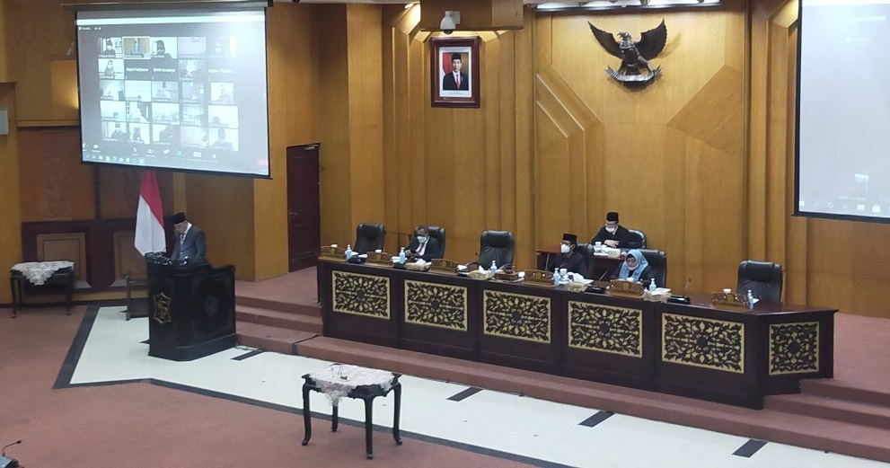 Foto: Wali Kota Surabaya, Eri Cahyadi saat mengikuti rapat Raperda di DPRD Kota Surabaya