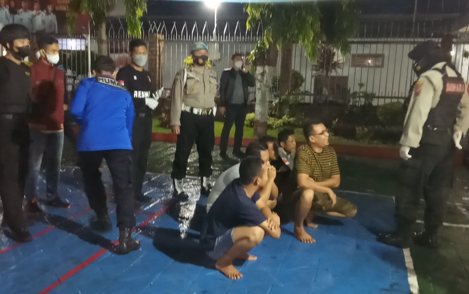 Warga Binaan Lapas Kelas II B Jombang saat diperiksa petugas