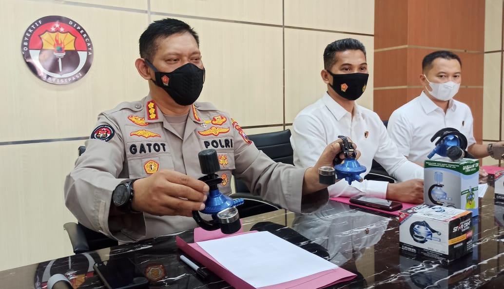 Konferensi pers pengungkapan kasus peredaran regulator tak berlabel SNI. Sebanyak 34 ribu regulator merk Starcam dan Destrek disita.
