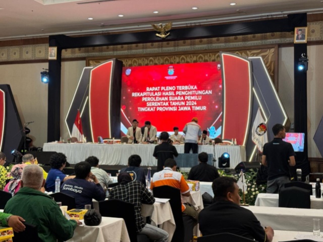 Repat pleno rekapitulasi suara Pemilu 2024 yang digelar KPU Jatim