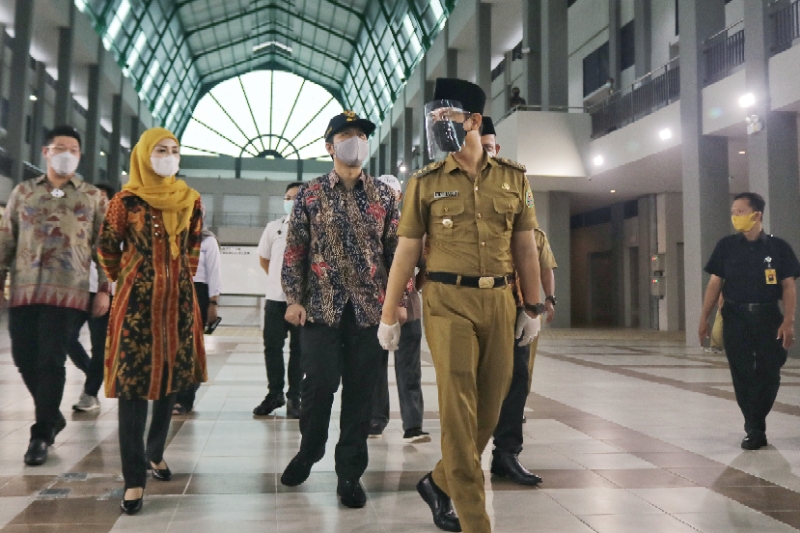 Wakil Gubernur Jawa Timur, Emil Elestianto Dardak dan Bupati Trenggalek, Mochamad Nur Arifin saat meresmikan Pasar Pon, Selasa (09/2/2021). 