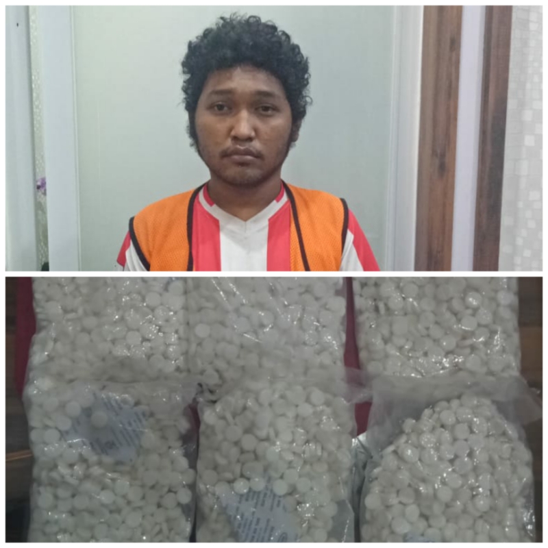 Muhammad Syafiul Hadi beserta 6 bungkus pil dobel L saat diamankan di Mapolrestabes Surabaya. 