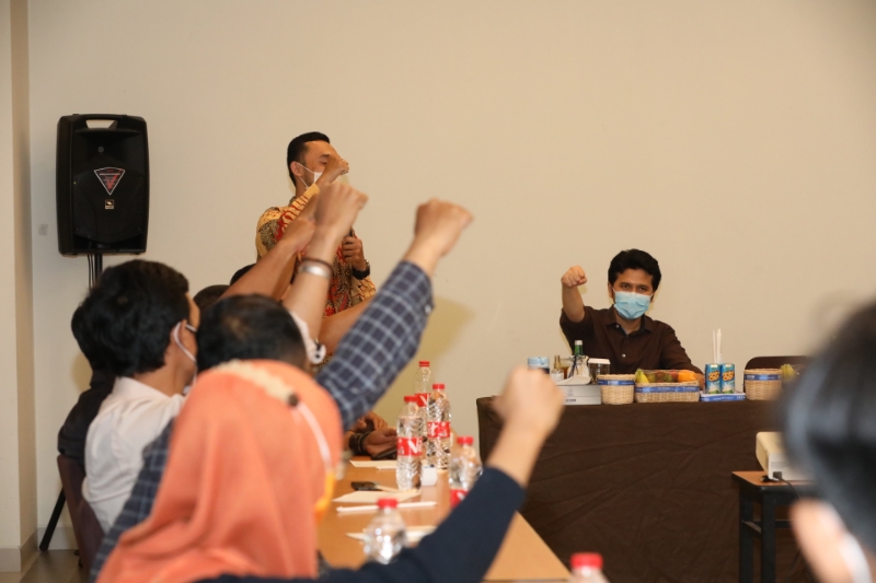 Wakil Gubernur Jawa Timur Emil Elestianto Dardak, saat membuka Diskusi dan Belajar Bersama Gerakan Milenial Cemerlang (Gemilang) di Hotel Amaris Margorejo.