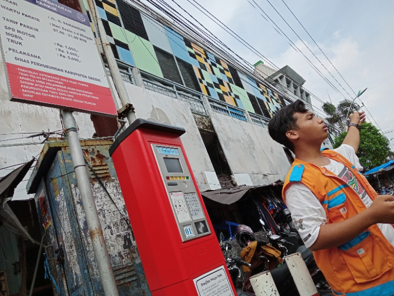 Salah satu alat tempat parkir elektronik yang ada di area pasar Gresik, Sabtu (13/2/2021). (TBK/Bacasaja.id)