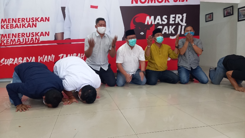 Tim dan Koordinator Pemenangan Eri Cahyadi - Armuji panjatkan puji syukur di Posko Pemenangan, Jalan Kutai, Surabaya