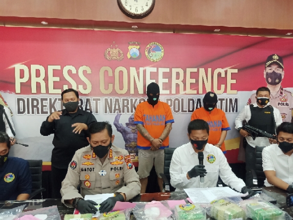 Wadirresnarkoba AKBP Aris Supriono, Kasubdit I Ditresnarkoba Kompol Daniel Marunduri dan Kabid Humas Polda Jatim Kombes Pol Gatot Repli Handoko menunjukkan barang bukti sabu 6 kilo dari pengedar asal Surabaya. 