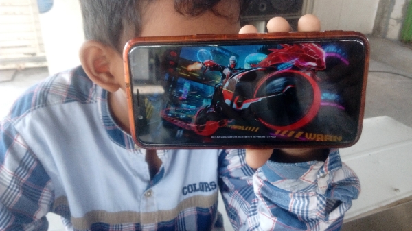 Seorang anak sedang memainkan aplikasi game online di smartphone, Jumat (19/2/2021).