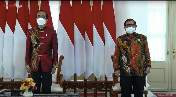 Presiden Jokowi didampingi Seskab Pramono Anung menghadiri Perayaan Imlek Nasional Tahun 2021, secara virtual dari Istana Kepresidenan Bogor, Jawa Barat, Sabtu (20/02/2021). (Setkab) 