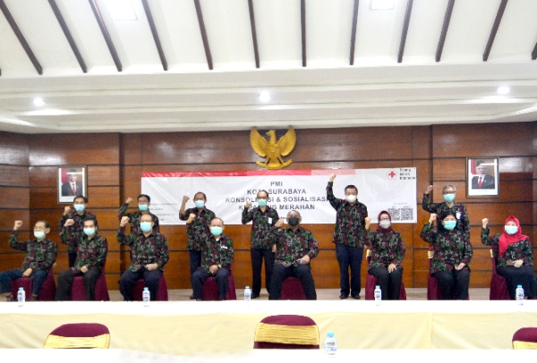 Plh Wali Kota Surabaya, Hendro Gunawan bersama para para pengurus PMI Surabaya masa bakti tahun 2021 – 2026.