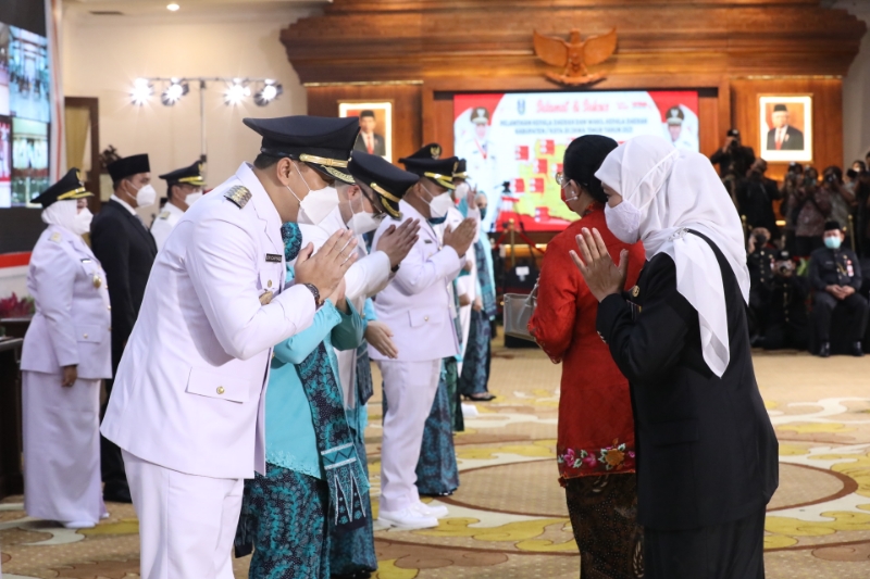 Gubernur Jawa Timur, Khofifah Indar Parawansa melaksanakan prosesi pelantikan 17 Bupati/Walikota dan Wakil Bupati/Wakil Walikota. 