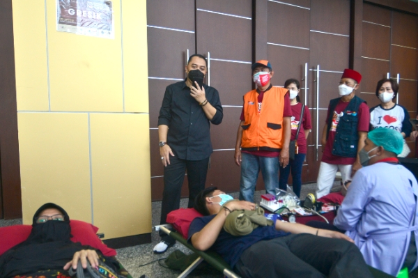 Wali Kota Surabaya Eri Cahyadi saat meninjau kegiatan donor plasma darah. 