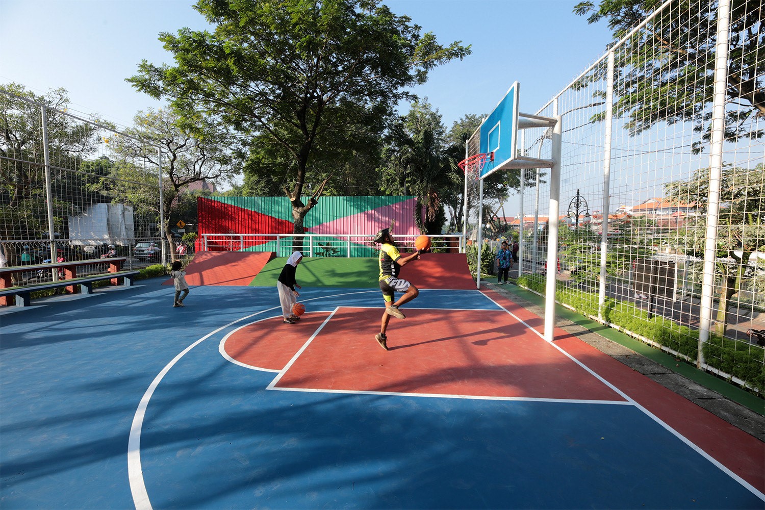 Pemkot Surabaya merevitalisasi semua taman dan ruang terbuka hijau yang tertata rapi di pinggir jalanan Surabaya