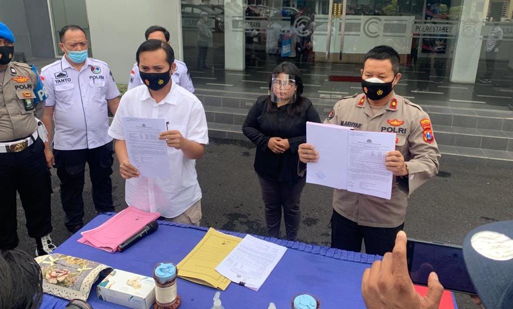 Pejabat Polrestabes Surabaya menunjukkan bukti-bukti pemusnahan barang bukti sabu 11 kg di Mapolrestabes Surabaya, Rabu (7/4/2021)