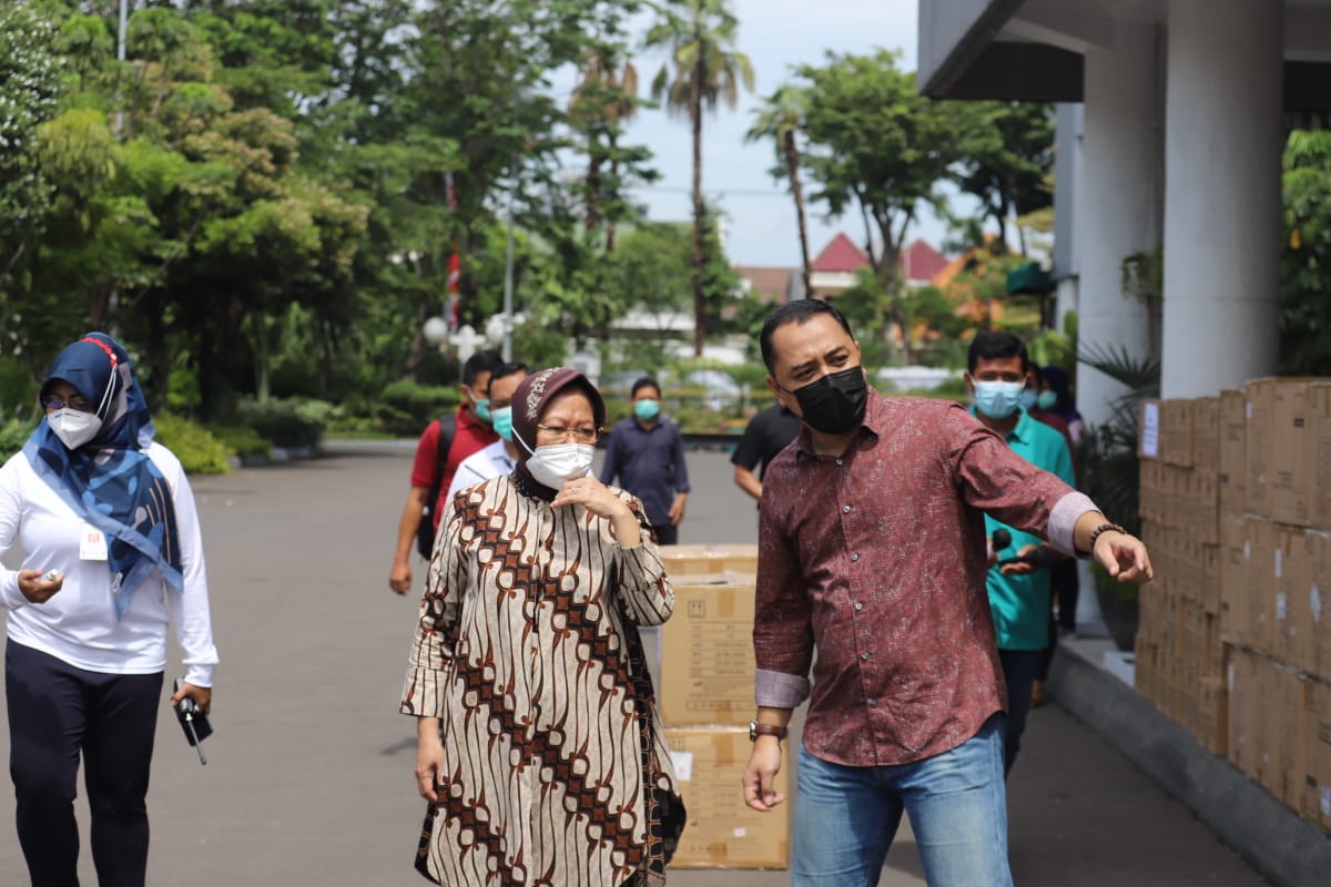 Menteri Sosial (Mensos) Tri Rismaharini menyerahkan bantuan kepada Wali Kota Surabaya Eri Cahyadi