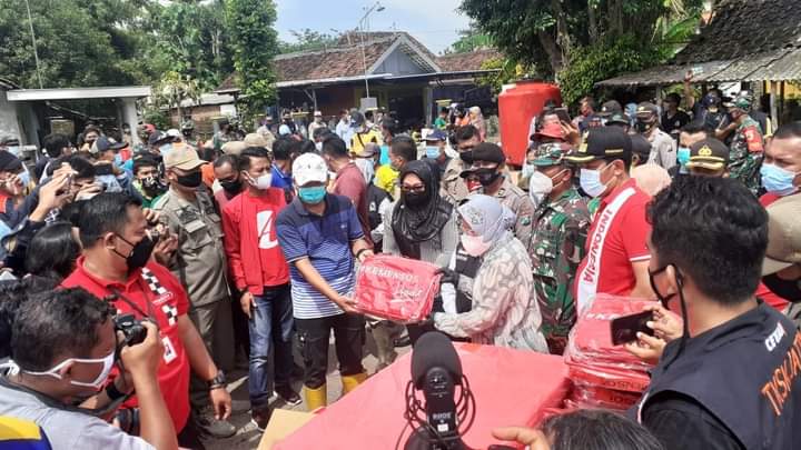 Mensos Tri Rismaharini saat mengunjungi korban banjir di Jombang.