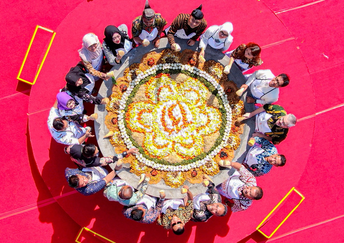 Festival Rujak Uleg yang berlangsung di Taman Surya Balai Kota Surabaya, Minggu (19/5/2024).