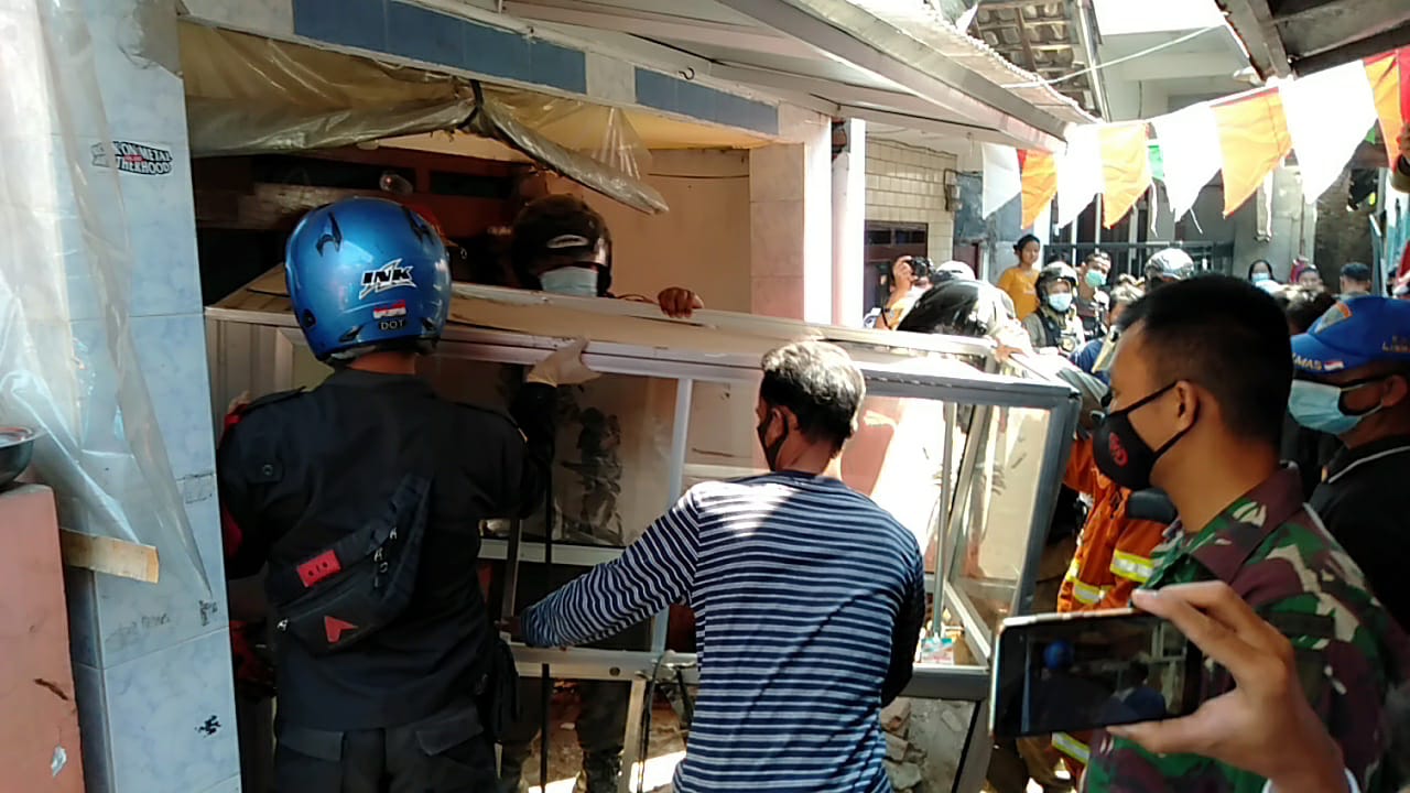 Suasana rumah ambruk di Tambaksari Surabaya, Rabu (25/8/2021).