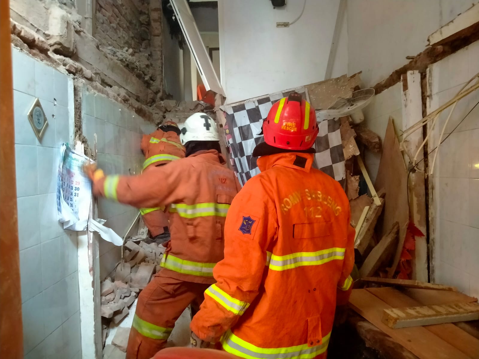 Suasana rumah ambruk di Tambaksari, Surabaya, Rabu (25/8/2021).