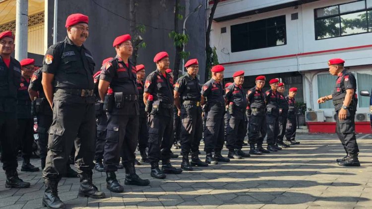 Satgas Cakra Buana DPD PDI Perjuangan Jatim menggelar apel.