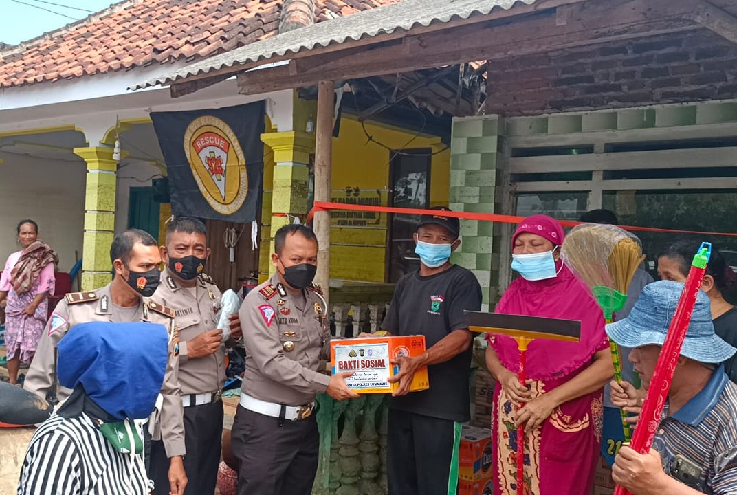 Satlantas Polres Lumajang melaksanakan bakti sosial dengan memberikan santunan sejumlah sembako, dan alat bersih-bersih, kepada warga Dusun Biting Desa Kutorenon Kecamatan Sukodono.