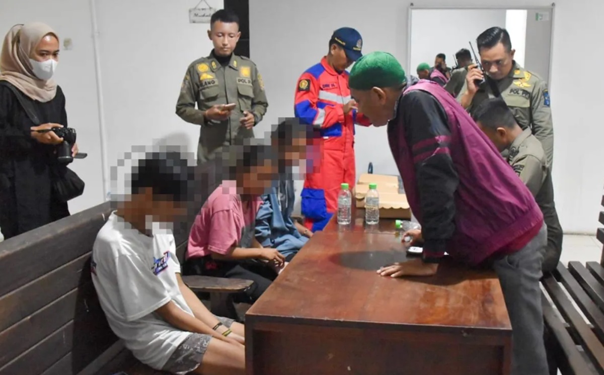 Satpol PP mengamankan 3 remaja yang pesta miras di makam