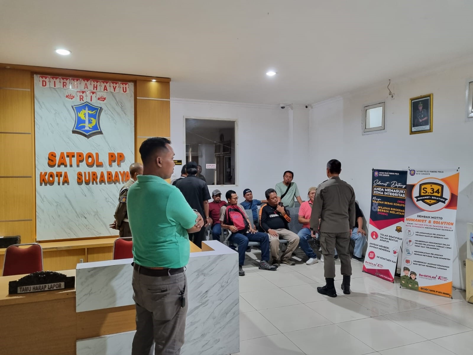Kantor Satpol PP Kota Surabaya didatangi oleh sekitar tujuh orang perwakilan buruh 
