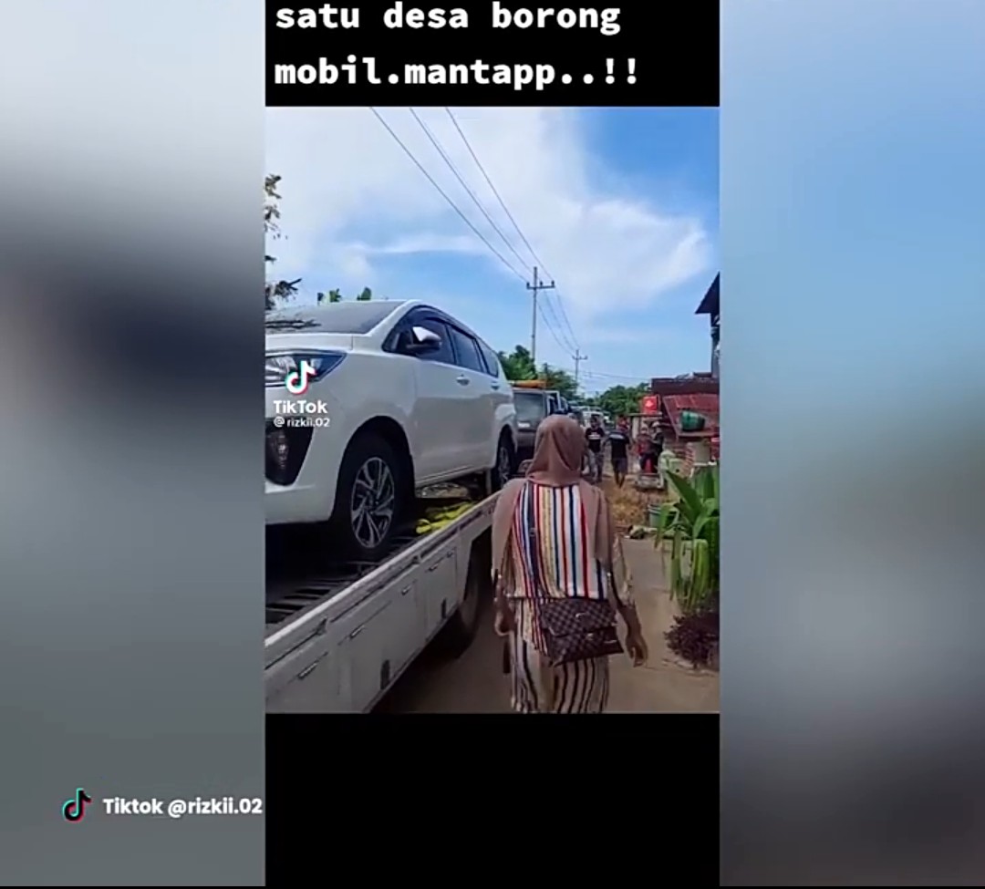Iring-iringan mobil derek yang mengantar mobil-mobil yang dibeli warga Desa Sumurgeneng, Tuban. 