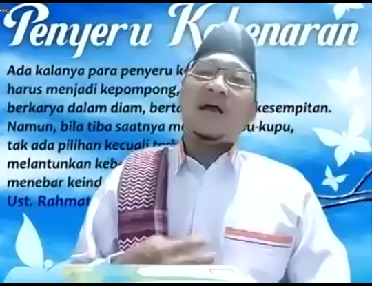 Ustadz Ade Ridho Hadi, saat menyampaikan ceramah kepada mahasiswa asal Kobar beberapa waktu lalu.