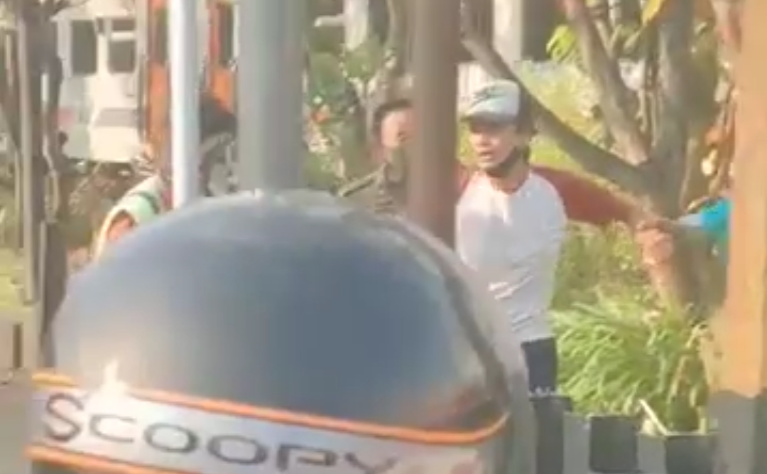 Screenshot video anggota Satpol PP dan pengatur jalan yang menggagalkan percobaan bunuh diri di Tulungagung