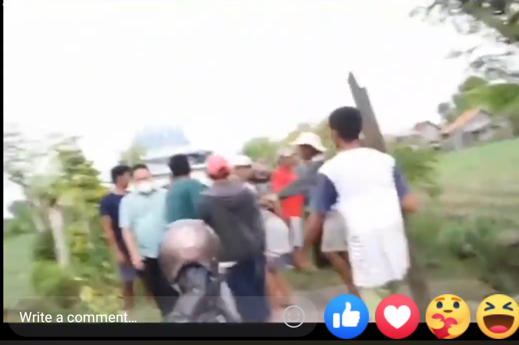 Tangkapan layar yang viral di medsos tentang suasana penghadangan oleh massa ketika petugas BNN menangkap seorang terduga bandar narkoba di Sokobanah, Sampang, Madura.