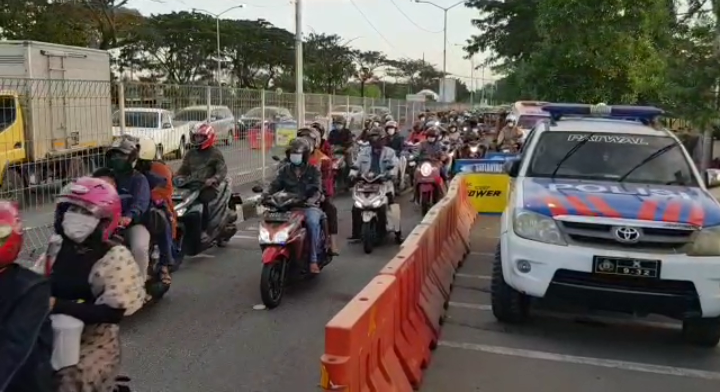 Suasana di Jembatan Suramadu.