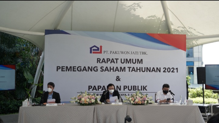 (Dari kiri) Direktur Keuangan dan Corporate Secretary Pakuwon Jati Minarto Basuki, Komisaris Pakuwon Jati Richard Adisastra, dan Direktur Commercial Surabaya Sutandi Purnomo