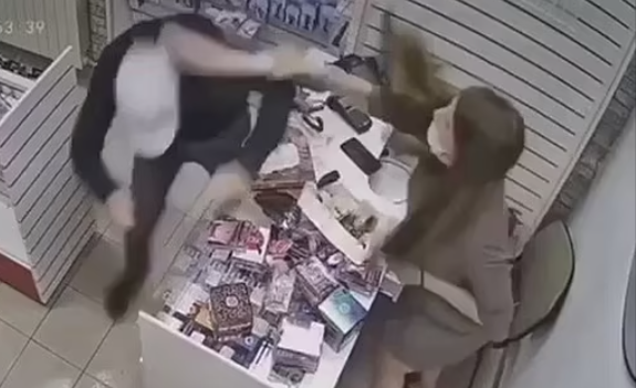 Tangkapan layar CCTV kasir memukul perampok pakai dildo. (VK)