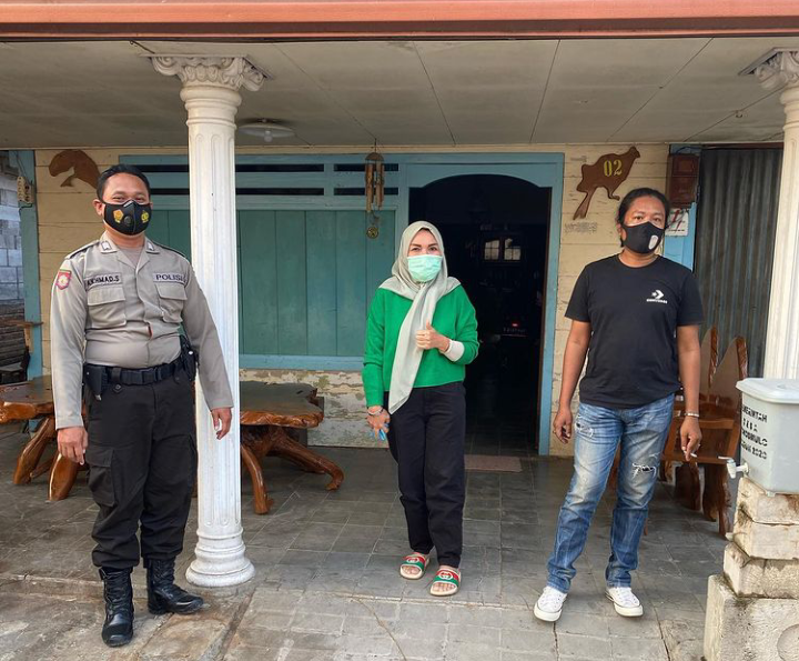 Umi Kalsum (tengah) saat berada di rumah Haters Ayu Ting Ting di Bojonegoro, Jatim. (Instagram #mom-aytin92_)
