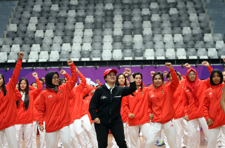 Ketua DPR RI Puan Maharani saat bersama para atlet Indonesia.