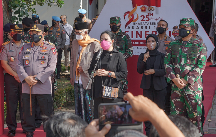 Puan Maharani dalam acara Puncak Kegiatan Vaksinasi Massal, Bansos dan launching program Transformasi Digital UMKM Presisi, di Kota Tangerang, Kamis (23/09/2021). 